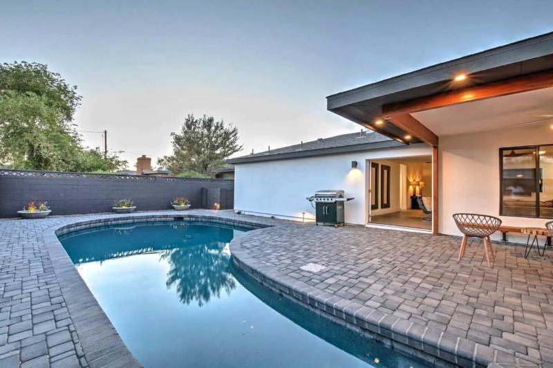 Quiet Luxury Estate w/ Heated Pool: Scottsdale image 19